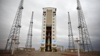 Seperti dilansir Reuters, Senin (29/1/2024), laporan media pemerintah Iran menyebut salah satu satelit berbobot 32 kilogram dan dua satelit lainnya merupakan jenis nano-satellite yang berbobot masing-masing kurang dari 10 kilogram. Disebutkan bahwa ketiga satelit itu diluncurkan ke orbit luar angkasa minimum setinggi 450 kilometer.