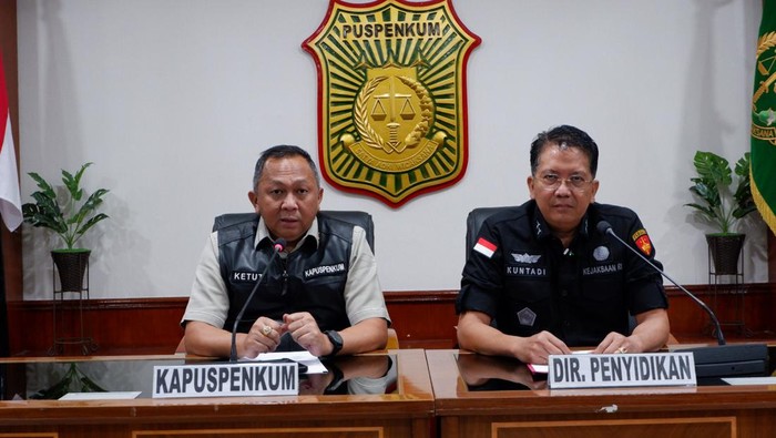 Direktur Penyidikan pada Jampidsus, Kejagung, Kuntadi (kanan) dan Kapuspenkum Kejagung Ketut Sumedana (kiri).