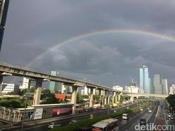 Muncul Pelangi Ganda di Langit Gerimis Jakarta