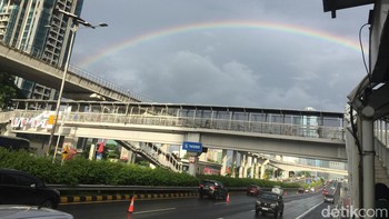 Mengutip dari World Atlas, pelangi adalah sinar Matahari yang menyebar ke dalam spektrum warna dan dialihkan ke mata pengamat oleh tetesan air. Pelangi adalah kelompok busur warna yang hampir melingkar dan memiliki pusat yang sama. Biasanya, kita hanya melihat sebagian dari keseluruhan lingkaran, yang mengarah ke bentuk busur. Foto: AN Uyung Pramudiarja/detikcom
