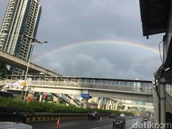 Muncul Pelangi Ganda di Langit Gerimis Jakarta