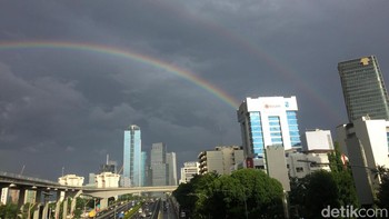 Yang terjadi di Jakarta pagi ini lebih istimewa lagi karena merupakan pelangi ganda atau Double Rainbow. Tampak busur warna pada pelangi kedua tidak seterang pada busur pelangi pertama. Foto: AN Uyung Pramudiarja/detikcom