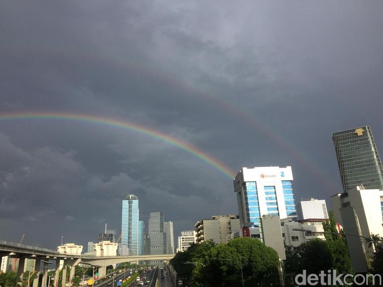 Muncul Pelangi Ganda di Langit Gerimis Jakarta