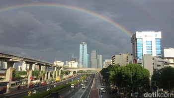 Penampakan double rainbow bahkan lebih menarik lagi. Di Indonesia, peristiwa serupa pernah terjadi pada 2022 di Aceh Besar dan di negara lain yang cukup menarik perhatian, di tahun yang sama, yaitu di London, Inggris, karena bertepatan dengan suasana ketika Ratu Elizabeth II wafat. Foto: AN Uyung Pramudiarja/detikcom