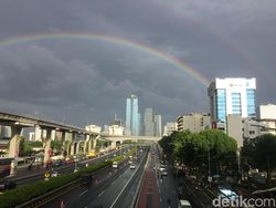 Muncul Pelangi Ganda di Langit Gerimis Jakarta