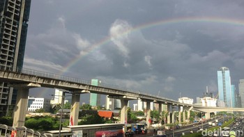 Mengutip BMKG, pelangi ganda terbentuk ketika sinar Matahari dipantulkan dua kali dalam tetesan hujan, dengan cahaya ungu yang mencapai mata pengamat berasal dari titik hujan yang lebih tinggi dan cahaya merah dari titik hujan yang lebih rendah. Fenomena ini terutama terjadi saat Matahari sedang rendah di langit seperti di pagi hari atau sore hari. Foto: AN Uyung Pramudiarja/detikcom