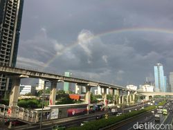 Muncul Pelangi Ganda di Langit Gerimis Jakarta