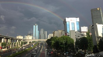 Di tengah cuaca musim hujan yang didominasi mendung sepekan terakhir, langit Jakarta pada Selasa (30/1/2024) pagi disambangi fenomena double rainbow atau pelangi ganda. Foto: AN Uyung Pramudiarja/detikcom