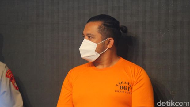 Elwizan Aminudin dokter gadungan PSS saat di Polresta Sleman, Selasa (30/1/2024).