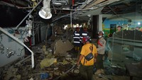 Petugas SAR memantau lantai I yang rusak akibat ledakan di Semen Padang Hospital (SPH) Padang, Sumatera Barat, Selasa (30/1/2024).