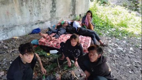 Foto: Enam orang anak jalanan atau anak punk yang menghuni kolong Jembatan Seririt, Kecamatan Seririt, Kabupaten Buleleng, Bali diangkut Satpol PP Buleleng, Selasa (30/1/2024). (Dok. Dinsos Buleleng)