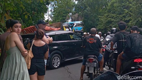Foto: Kemacetan akibat kecelakaan antara truk dengan mobil pengangkut wisatawan di Desa Singapadu, Sukawati, Selasa siang (30/1/2024). (Istimewa).