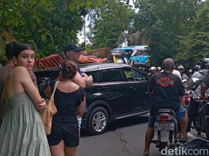 Tak Kuat Nanjak, Truk di Bali Hantam Mobil Turis, Penumpang Histeris
