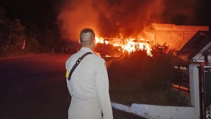 Foto: Kondisi saat bus terbakar (Dok Polres Inhu)