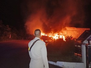 Bus Putra Inhil Tabrak Rumah Warga dan Terbakar di Inhu, Tak Ada Korban Jiwa