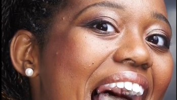 Pernahkah kamu mencoba menyentuh hidung dengan lidah sendiri? Gadis ini bisa menempatkan miliknya jauh melampaui hidungnya. Chanel Tapper memiliki lidah terpanjang , berukuran 9,75 cm dari ujung hingga tengah bibirnya. Lidahnya yang luar biasa masih belum bisa dilampaui. Dia sering menerima tatapan tidak percaya, dan orang-orang sering memintanya untuk menunjukkannya lagi kepada mereka. Foto: Brightside