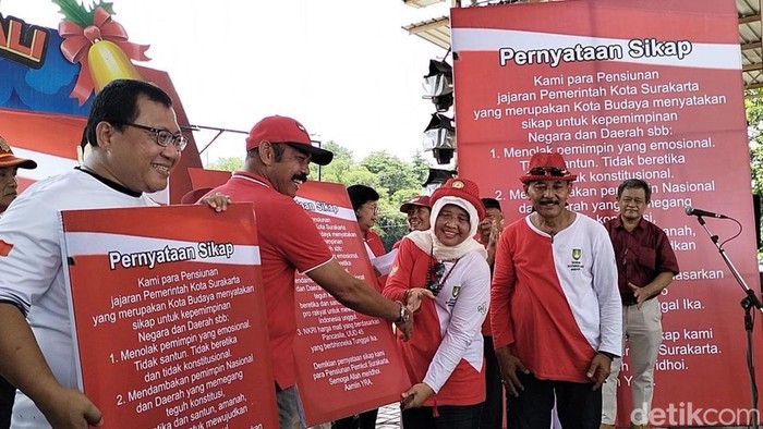 Para pensiunan di pemerintahan Kota Solo menyatakan sikap menolak pemimpin yang emosional, di Taman Sunan Jogo Kali, Selasa (30/1/2024)
