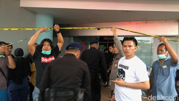 Garis polisi sudah terpasang di Semen Padang Hospital (SPH) Padang usai insiden ledakan. (M Afdhal Afrianto/detikSumut)