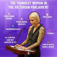 Georgie Purcell merupakan politisi termuda yang duduk di parlemen Australia. Penampilan dewan legislatif dari Victoria tersebut sering jadi sorotan publik karena bagian tubuh yang penuh dengan tato. Wanita 30 tahun itu pun tak ragu memamerkannya dengan mengenakan atasan terbuka. Foto: Instagram Georgie Purcell