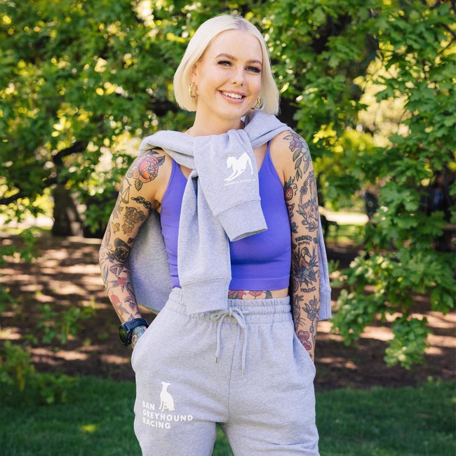 Suatu hari aku duduk di salon dan ketika masuk ke Facebook, aku melihat aku di-tag untuk sebuah foto tanpa izin yang menunjukkan aku bekerja sebagai striper dan ada banyak macam komentar. Aku tumbuh di koto kecil di Geelong jadi semua orang tahu satu sama lain dan itu menyebar dengan cepat, ujarnya. Foto: Instagram