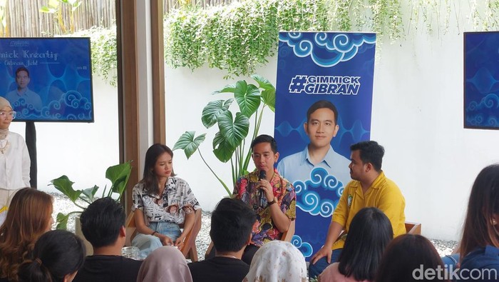 Gibran saat bertemu pelaku usaha kreatif di Cirebon.