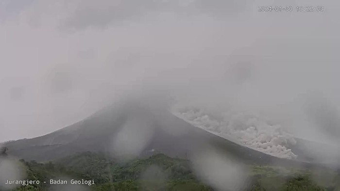 Tangkap layar BPPTG visual Gunung Merapi yang memuntahkan awan panas pada Selasa sore (30/1/2024).