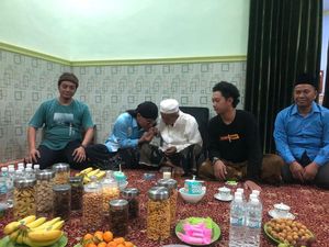 Sungkem Gus Miftah ke Kiai Sepuh Mojokerto Minta Doa untuk Prabowo-Gibran