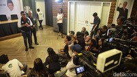 Dihadapan awak media, Hasto menjawab isu-isu terkini yang tengah memanas soal capres-cawapres hingga kampanye akbar Ganjar-Mahfud.