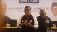 Sekjen PDI Perjuangan Hasto Kristiyanto memberikan keterangan pers di kantor TPN Ganjar-Mahfud, Jl Cemara 19, Jakarta, Selasa (30/1/2024).