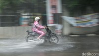 Selain itu, masih aktifnya gelombang ekuator Rossby dan Kelvin di sekitar wilayah Indonesia bagian tengah turut memicu pembentukan awan hujan serta terbentuknya pola belokan dan pertemuan angin yang memanjang di selatan ekuator sebagai dampak dari penguatan angin Monsun Asia.