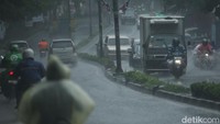 Kepala Pelaksana BPBD DKI Jakarta Isnawa Adji, mengatakan kondisi tersebut dipicu aktivitas Monsun Asia disertai potensi seruakan dingin. Hal itu disebut akan berpengaruh terhadap peningkatan massa udara basah di wilayah Indonesia bagian barat dan selatan ekuator.
