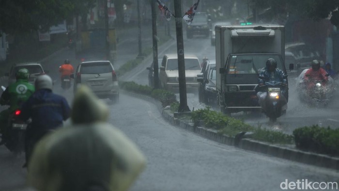 Pengendara melintas di Jalan Jend. R. S. Soekanto, Jakarta Timur, Selasa (30/1/2024). Badan Penanggulangan Bencana Daerah (BPBD) DKI Jakarta meminta warga untuk waspada terhadap cuaca ekstrem hingga 1 Februari 2024. BPBD mengatakan BMKG telah memperingatkan soal potensi peningkatan curah hujan sedang hingga lebat.