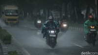 BPBD DKI meminta masyarakat selalu waspada mengantisipasi dampak dari cuaca ekstrem.