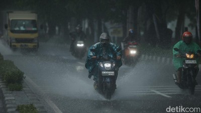 Hati-hati di Jalan, Cuaca Ekstrem di Jakarta Hingga Awal Februari
