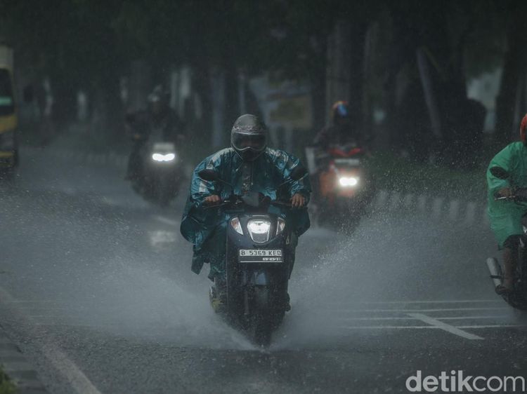 Hati-hati di Jalan, Cuaca Ekstrem di Jakarta Hingga Awal Februari