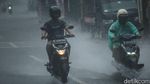 Hati-hati di Jalan, Cuaca Ekstrem di Jakarta Hingga Awal Februari