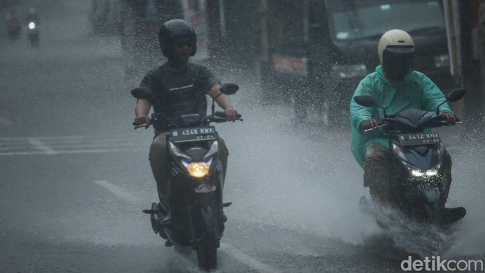 Hati-hati di Jalan, Cuaca Ekstrem Hingga 1 Februari Pengendara melintas di Jalan Jend. R. S. Soekanto, Jakarta Timur, Selasa (30/1/2024). Badan Penanggulangan Bencana Daerah (BPBD) DKI Jakarta meminta warga untuk waspada terhadap cuaca ekstrem hingga 1 Februari 2024. BPBD mengatakan BMKG telah memperingatkan soal potensi peningkatan curah hujan sedang hingga lebat.