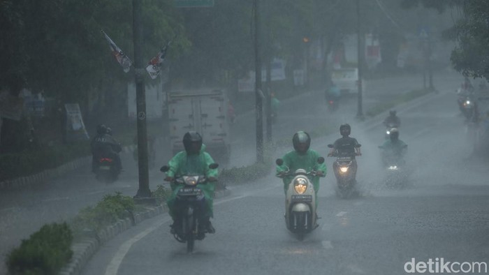 Pengendara melintas di Jalan Jend. R. S. Soekanto, Jakarta Timur, Selasa (30/1/2024). Badan Penanggulangan Bencana Daerah (BPBD) DKI Jakarta meminta warga untuk waspada terhadap cuaca ekstrem hingga 1 Februari 2024. BPBD mengatakan BMKG telah memperingatkan soal potensi peningkatan curah hujan sedang hingga lebat.