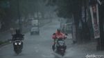 Hati-hati di Jalan, Cuaca Ekstrem di Jakarta Hingga Awal Februari