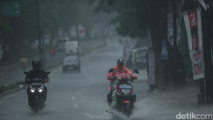 Pengendara melintas di Jalan Jend. R. S. Soekanto, Jakarta Timur, Selasa (30/1/2024). Badan Penanggulangan Bencana Daerah (BPBD) DKI Jakarta meminta warga untuk waspada terhadap cuaca ekstrem hingga 1 Februari 2024. BPBD mengatakan BMKG telah memperingatkan soal potensi peningkatan curah hujan sedang hingga lebat.
