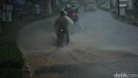 Warga dapat menyimak informasi potensi banjir melalui situs https://pantaubanjir.jakarta.go.id/peta-banjir-berbasiskan-rt. Bila menemukan keadaan darurat yang membutuhkan pertolongan, segera hubungi Call Center Jakarta Siaga 112.