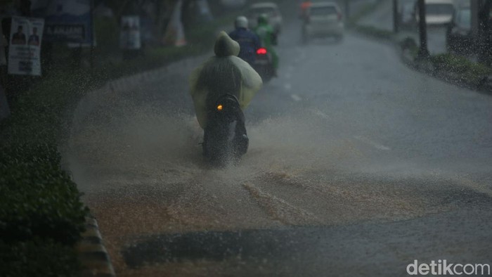 Pengendara melintas di Jalan Jend. R. S. Soekanto, Jakarta Timur, Selasa (30/1/2024). Badan Penanggulangan Bencana Daerah (BPBD) DKI Jakarta meminta warga untuk waspada terhadap cuaca ekstrem hingga 1 Februari 2024. BPBD mengatakan BMKG telah memperingatkan soal potensi peningkatan curah hujan sedang hingga lebat.