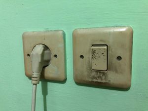 Ternyata Colokan Listrik Dekat Kasur Bisa Picu Kanker, Ini Penyebabnya