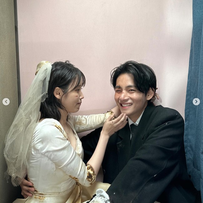 IU mengungkap bahwa V BTS menyempatkan waktu syuting video klip ‘Love Wins All’ seminggu sebelum melaksanakan wajib militer pada 11 Desember 2023. Dia bahkan baru mencukur rambutnya sehari sebelum keberangkatan. Foto: dok. Instagram @dlwlrma