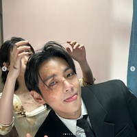 Video klip sinematik itu digarap oleh sutradara kenamaan Um Tae Hwa, yang berada di balik kesuksesan film Concrete Utopia. Bak film sungguhan, netizen Korea akhirnya memberikan nama karakter untuk  V BTS dan IU sebagai Taejun dan Jihye. Foto: dok. Instagram @dlwlrma