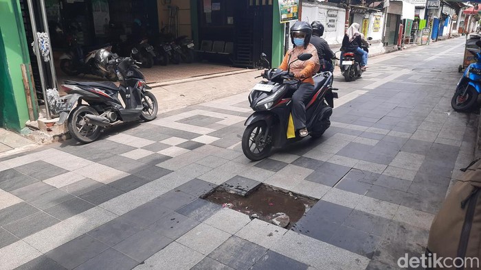 Jalanan sekitar Masjid Menara Kudus yang menggunakan granit pada lepas dan berlubang, Selasa (30/1/2024).