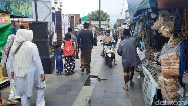 Jalanan sekitar Masjid Menara Kudus yang menggunakan granit pada lepas dan berlubang, Selasa (30/1/2024).