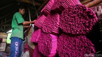 Menjelang hari raya Imlek 2575 yang akan jatuh pada 10 Februari mendatang, pesanan hio atau dupa melonjak naik.  