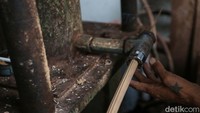 Sebanyak 6 pekerja menyelesaikan pembuatan hio atau dupa di tempat ini.  