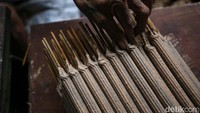 Hio terbuat dari serbuk kayu, air, lem khusus, pewangi, dan pewarna.  